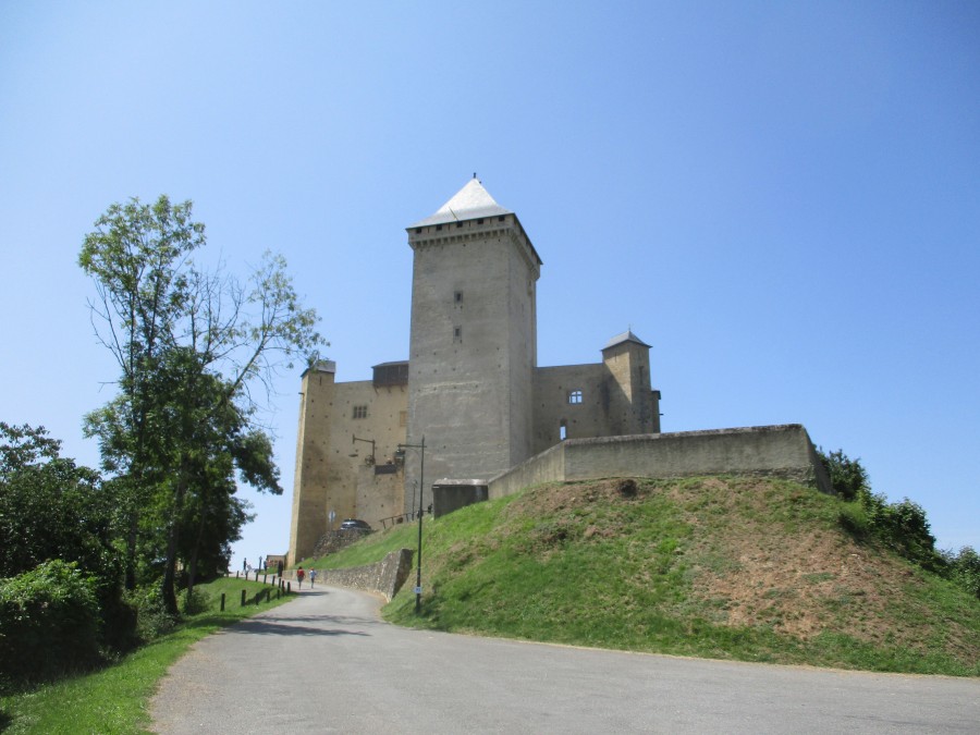 Château de Mauvesin (65), placé sur une butte.