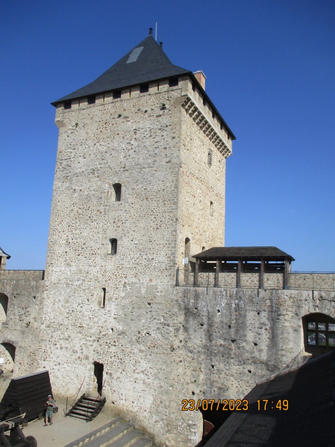 Château de Mauvesin (65), placé sur une butte.