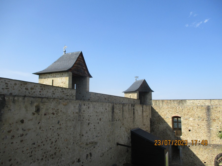 Château de Mauvesin (65), placé sur une butte.
