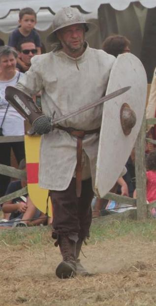 Jehan de Chevreuse montant à l'assaut équipé d'un écus normand